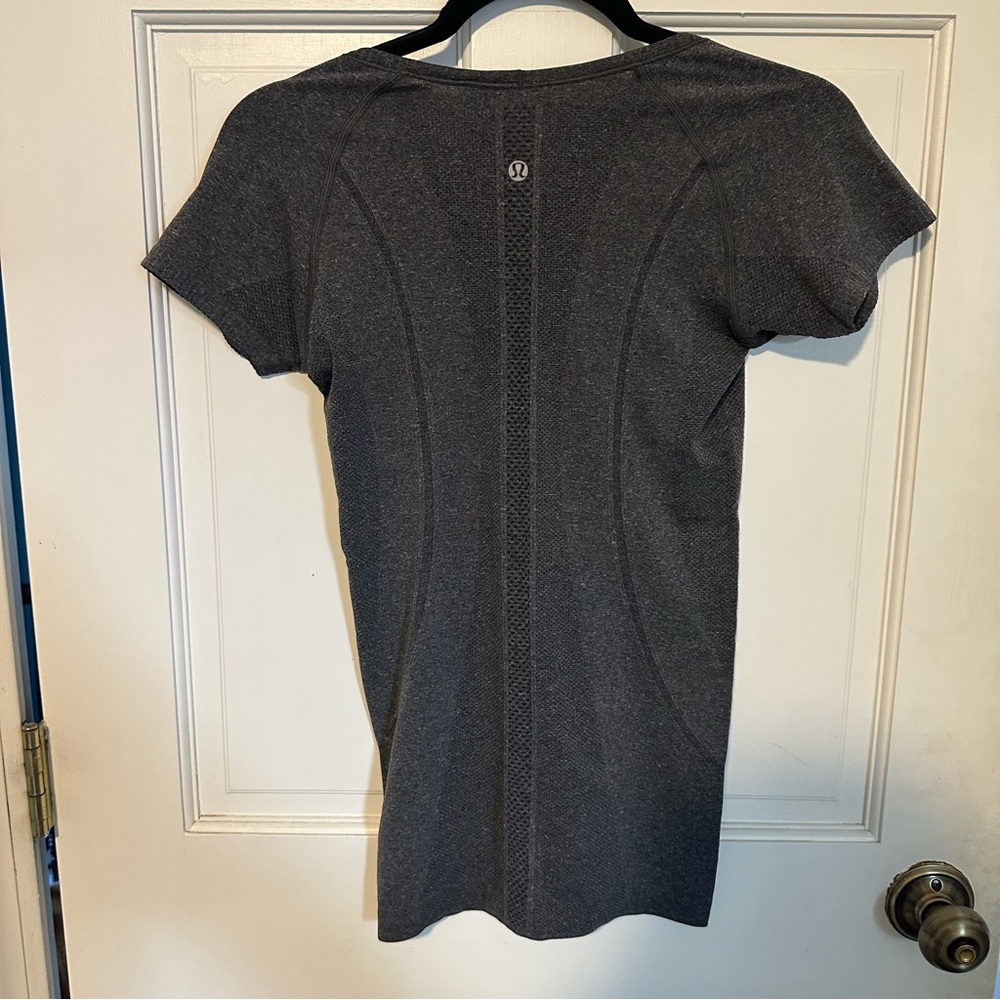 Lululemon Run: Swiftly Tech V Neck Black - Picture 10 of 13